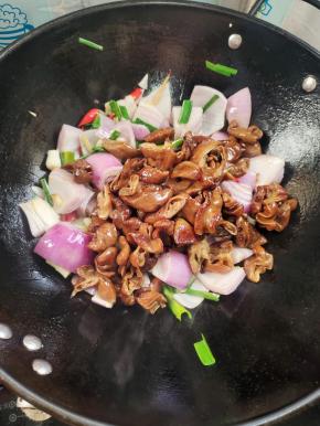 放入肥肠翻炒片刻！