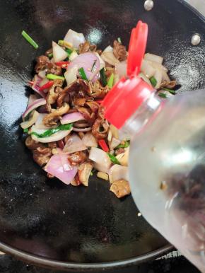 再加入适量的生抽翻炒均匀！