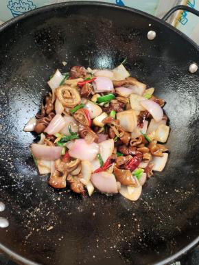 起锅前放入适量的味精翻炒均匀即可！