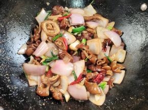 起锅前放入适量的味精翻炒均匀即可！