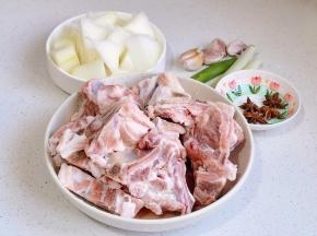 准备食材，羊蝎子泡冷水将血水泡出。