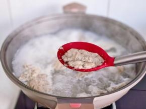 烧开后撇出血沫，煮3分钟。