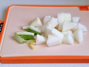 冬瓜，葱，姜切好。