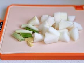 冬瓜，葱，姜切好。