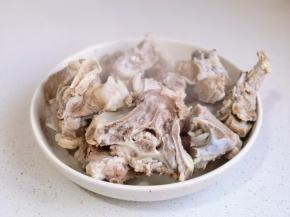 捞出温水冲洗沥干水分。