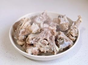 捞出温水冲洗沥干水分。