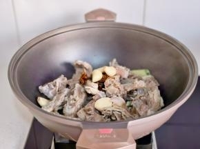 起油锅，加入葱姜煸炒倒入羊蝎子+蒜+八角。