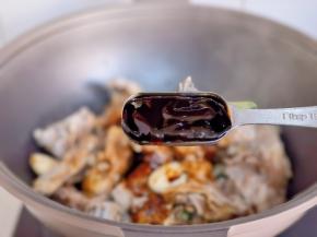 加入蚝油翻炒2分钟。