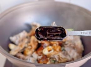 加入蚝油翻炒2分钟。