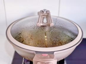 盖上盖子炖40分钟。