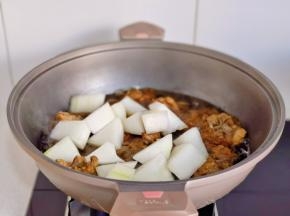 羊蝎子炖烂后加入冬瓜，盐。