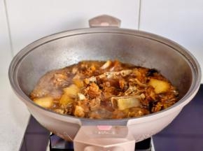 炖熟大火收汁，留点汤汁更好吃。