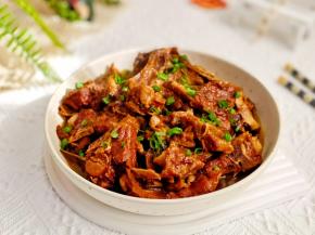 盛出装盘撒葱花。