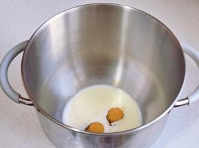 鸡蛋，牛奶，淡奶油，玉米油，糖倒入厨师机中。