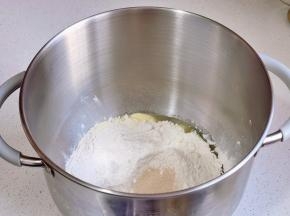 加入奶粉，高粉，酵母粉，启动厨师机2档揉面。