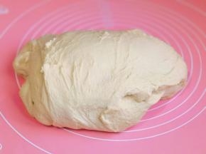 发酵好的面团排气。