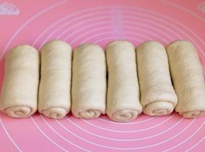 依次卷好盖上保鲜膜松弛15分钟。