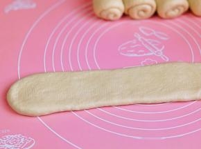 再次擀长舌装卷起来。