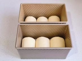 放入吐司盒中。