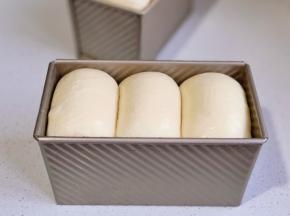 发酵至8-9分满，刷上蛋液。