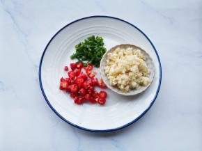 葱蒜小米椒切末。