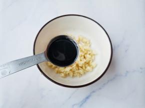 大蒜中放入一勺蒸鱼豉油，