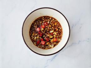 加入小米椒拌匀。