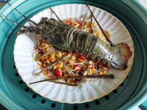 铺上小青龙，开水上锅蒸12分钟，