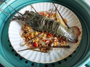 铺上小青龙，开水上锅蒸12分钟，