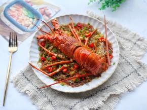 出锅撒葱花，最后淋上一圈热油。巨好吃的蒜蓉粉丝小青龙就做好啦。