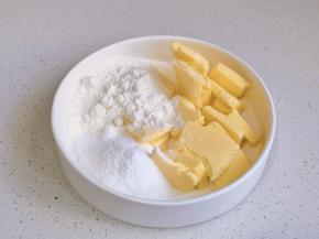 酥粒：黄油+低粉+糖。