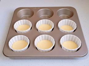 倒入纸杯中4分满。