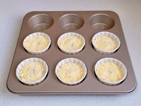 加入剩下的面糊，撒酥粒。