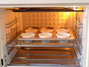 入预热好的烤箱中层。