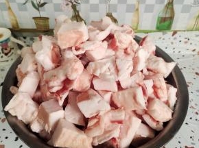 十个猪板油切了满满三大盆呢！