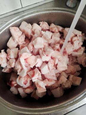 切好的猪板油，用热水清洗干净！