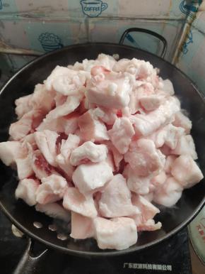 锅烧热，放入清洗干净的猪板油！