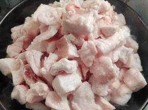 锅烧热，放入清洗干净的猪板油！