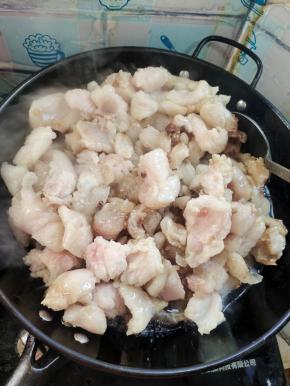 边加热边翻动，以免底部粘在锅底糊了！