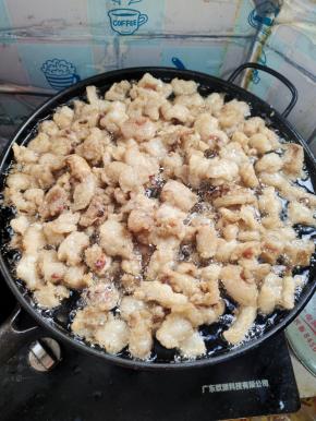 慢慢的水分熬干，油脂就会出来了！