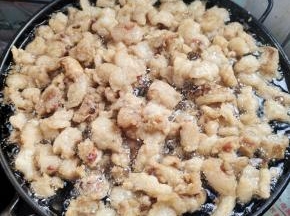 慢慢的水分熬干，油脂就会出来了！