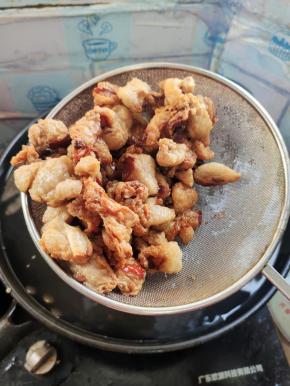 等猪油渣颜色金黄酥脆，就可以关火，捞出来了！