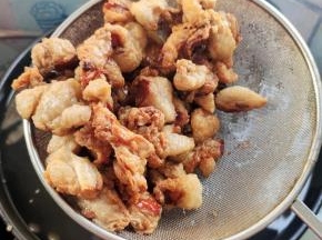 等猪油渣颜色金黄酥脆，就可以关火，捞出来了！
