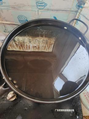 猪油晾至温热，就可以倒在容器里储存了！