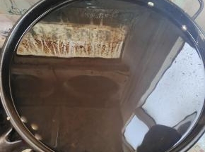 猪油晾至温热，就可以倒在容器里储存了！