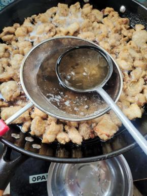 也可以直接把漏网放在猪油渣上，把猪油舀出来！