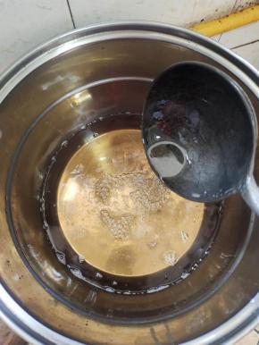 直接把猪油倒在耐热的不锈钢盆里或者瓷盆里！(我今天炼了满满三大锅，急着用锅，就采用这个方法挺好的！不用再等猪油晾至温热了！)