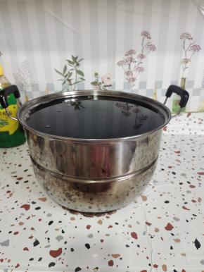 炼好的猪油装在容器里，静等它凝固就可以了！