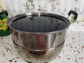 炼好的猪油装在容器里，静等它凝固就可以了！