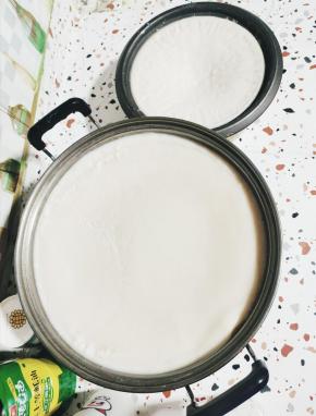 这是放置了一夜的猪油，颜色雪白，闻起来特别香！放一年都不会坏！